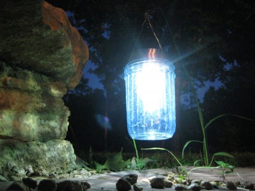 solar lights of mason jars (via shelterness)