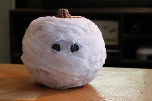 mummy cheesecloth pumpkins (via shelterness)