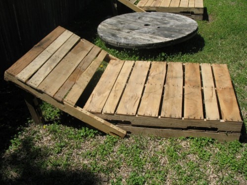 DIY Stylish Outdoor Loungers Of Pallets