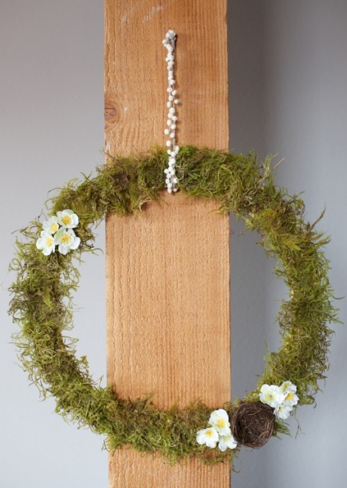 spring moss wreath with flowers (via gimmesomestyleblog)