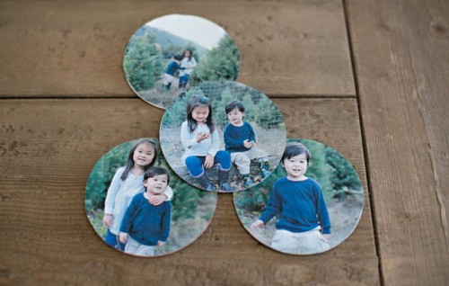 round paper photo coasters (via hellowonderful)