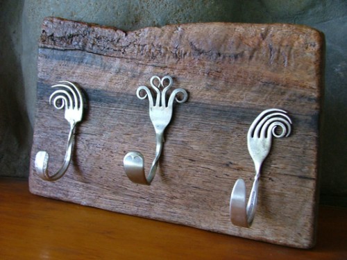 DIY Silverware Wall Hooks On A Plank (via theviolethours)