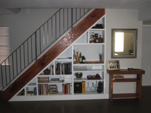 under stairs bookcase (via dwellcandy)