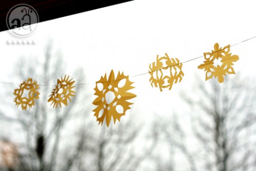 Snowflakes paper garland (via artsyants)