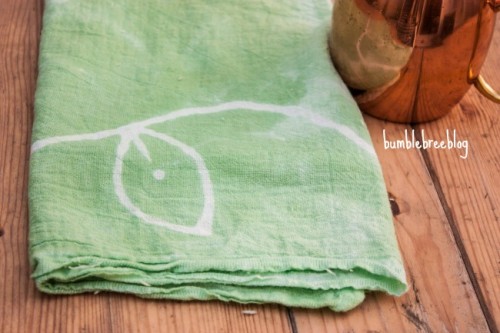 tie dye tea towels (via bumblebreeblog)