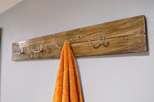 reclaimed wood towel rack (via oldhousetonewhome)