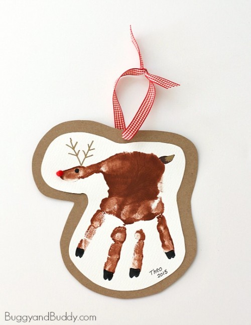 handprint reindeer ornament (via buggyandbuddy)