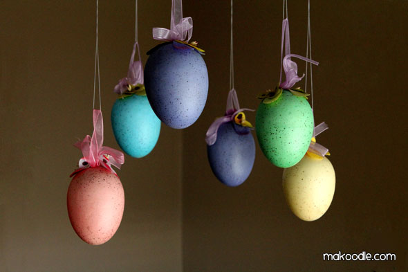 hanging easter eggs decoration (via makoodle)