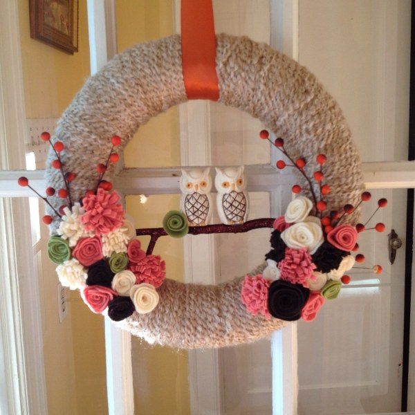 owl yarn wreath (via mysocalledcraftylife)
