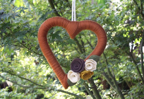 heart-shaped yarn wreath (via pleasenotepaper)