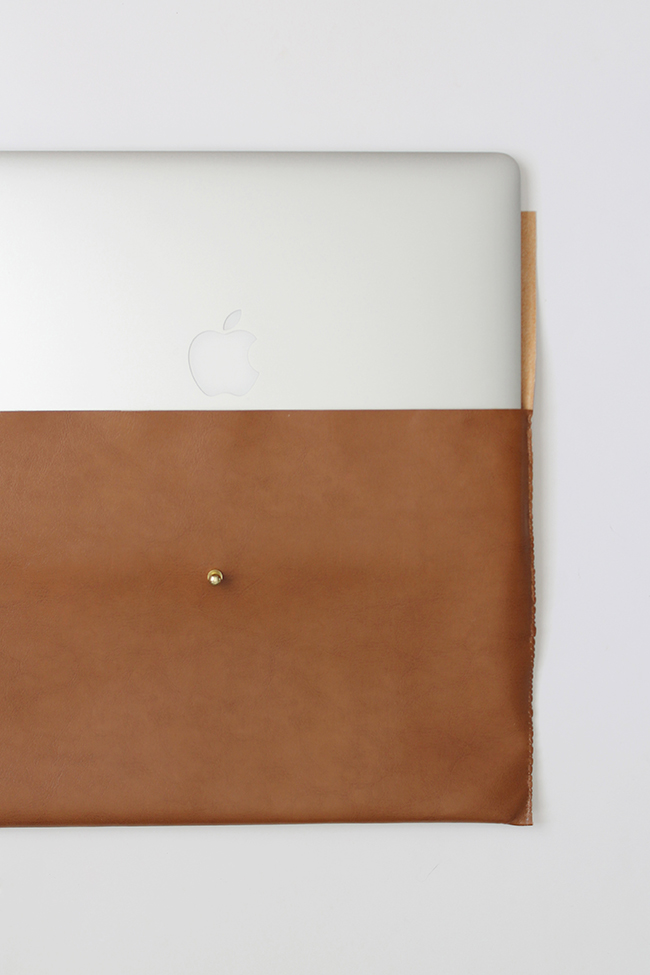 Picture Of easy and quick diy leather laptop case  1