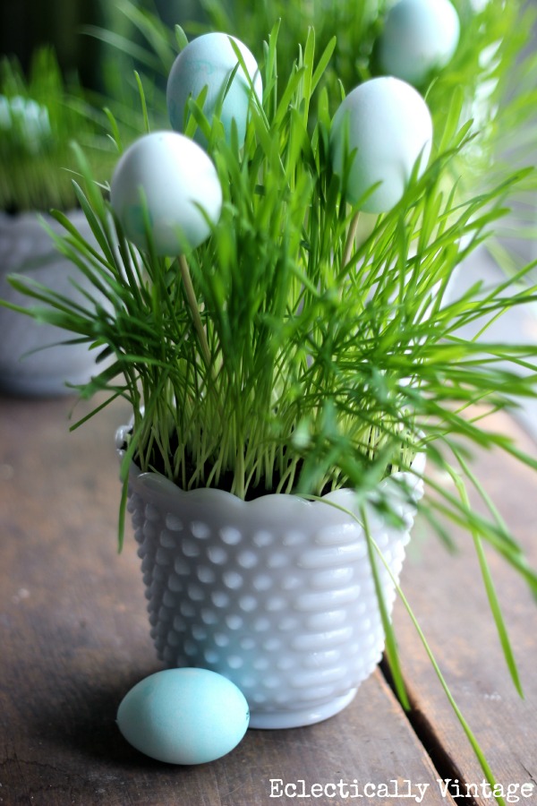 grass and eggs centerpiece (via eclecticallyvintage)