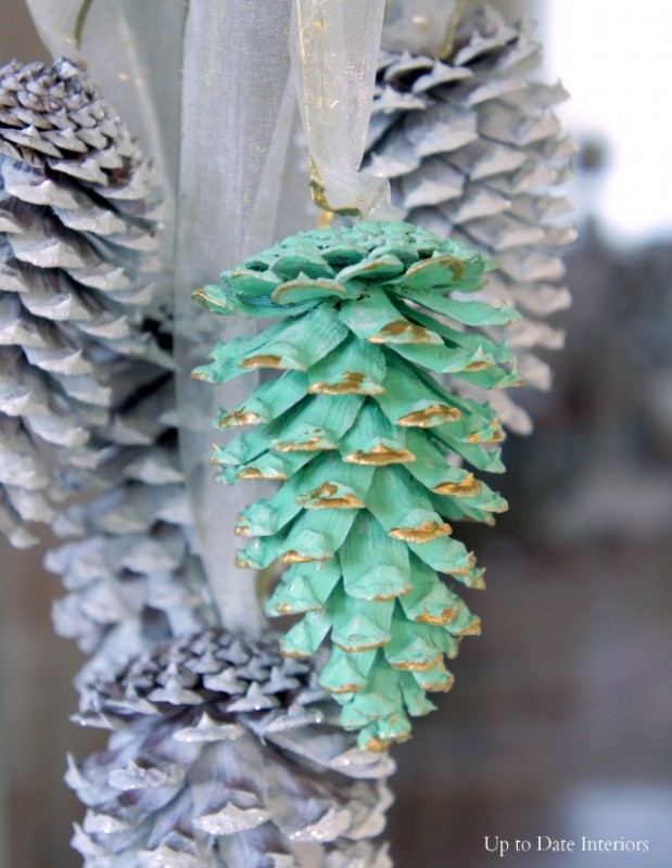 Picture Of easy diy festive pinecone swag  8