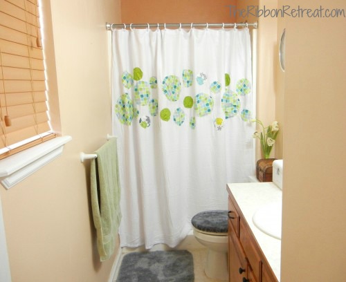 dotted shower curtain (via theribbonretreat)