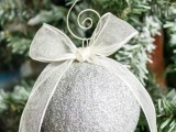 easy-diy-sparkling-glitter-christmas-ornaments-1