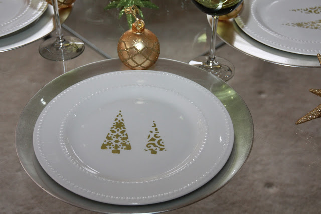 Christmas tree-patterned plates (via foodlaughterandhappilyeverafter)
