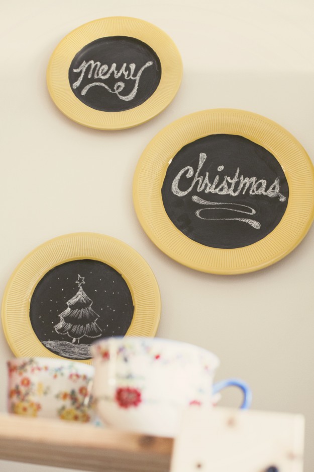 chalkboard Christmas plates (via folklifestyle)