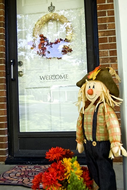 A cute scarecrow if an interesting idea for a Fall decor. You can turn it into scary one right before the Halloween!