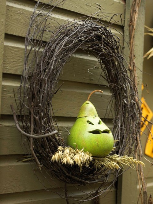 For an easy transition to halloween add jack-o-lantern made of a pear or a small gourd to your wreath.