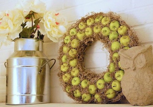 hay and apple wreath (via hometalk)