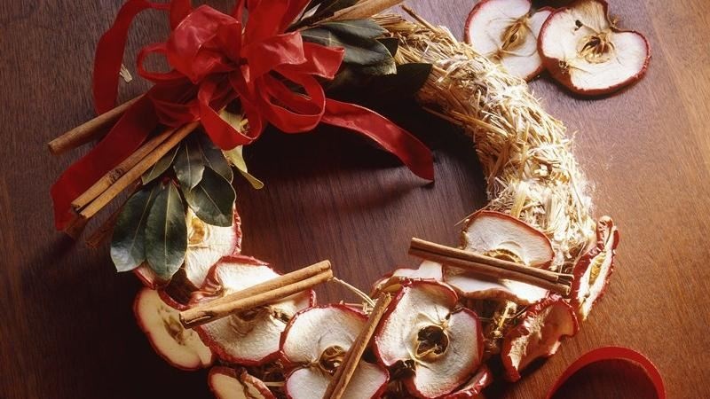 cinnamon and apple wreath (via bettycrocker)