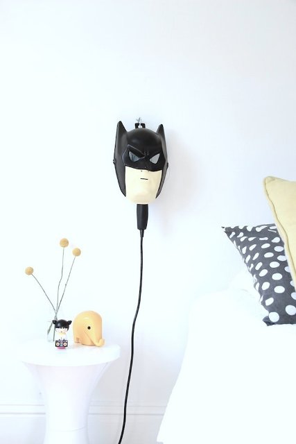 batman bedside lamp (via kidsomania)