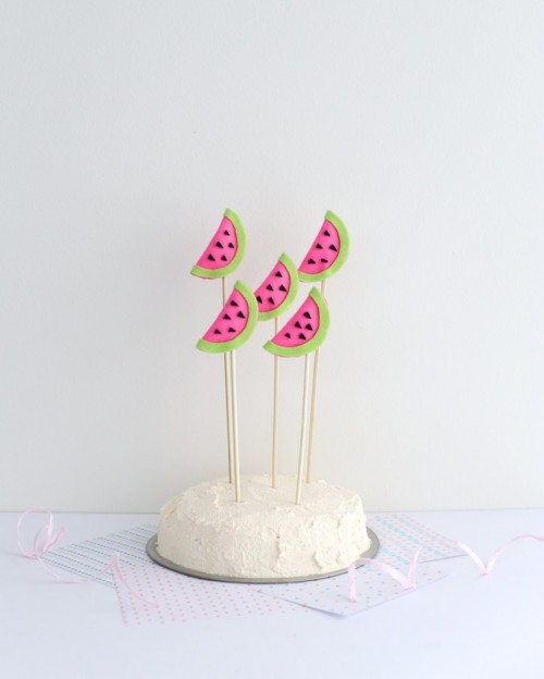 17 Fun DIY Cake And Cupcake Toppers For Summer Parties