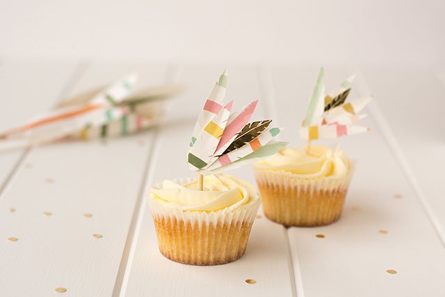 feather cupcake toppers (via crafthunter)