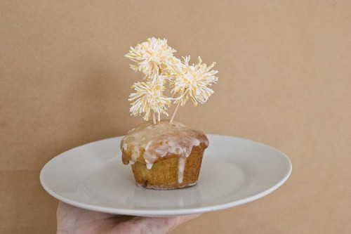 pompom cupcake topper (via pointlessprettythings)