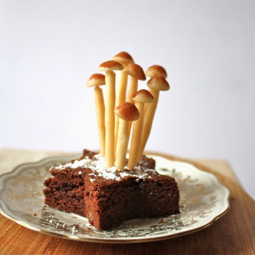 marzipan mushroom cake toppers (via alionsnest)