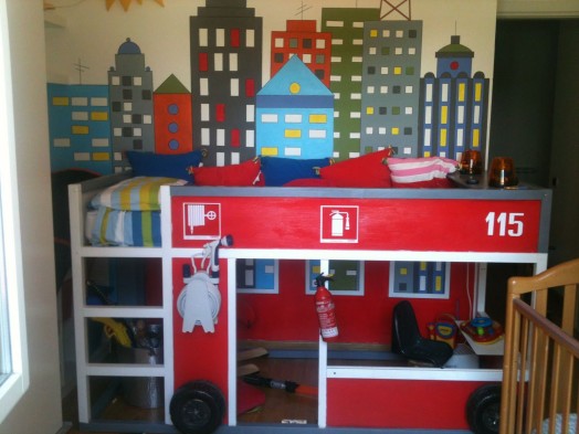 firetruck bunk bed (via kidsomania)