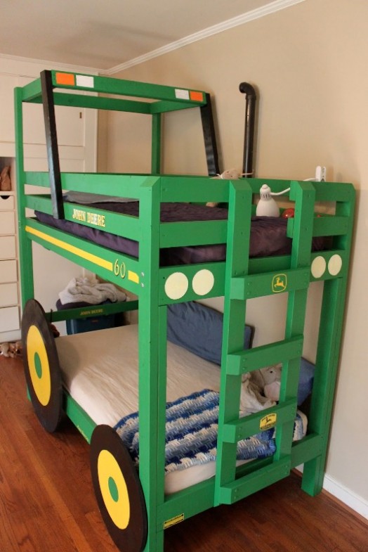 tractor bunk bed (via kidsomania)