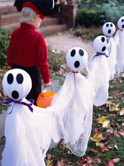 ghosts made of fabric to decorate your outdoor spaces are an easy and budget-friendly decorations for Halloween