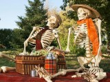 a mini picnic with a couple of skeletons in scarves and hats is a nice idea to decorate your outdoor spaces for Halloween