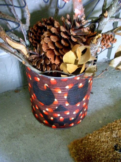 DIY Halloween Welcome Can That Decorated Like a Pumpkin
