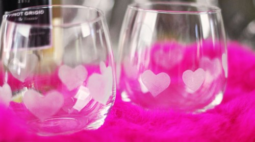 heart etched wine glasses (via lovemaegan)