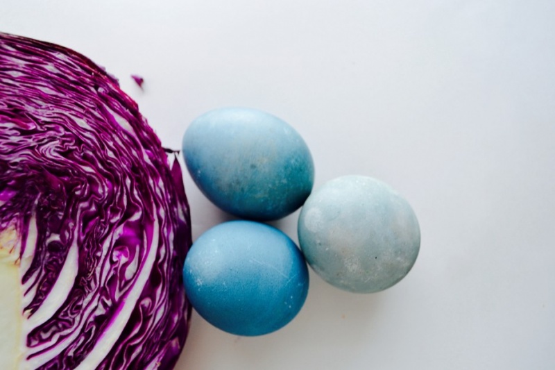 How to dye easter eggs using cabbage  1