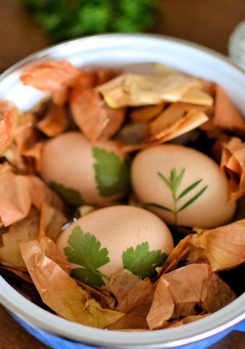How To Dye Easter Eggs Using Onion Skins And Leaves