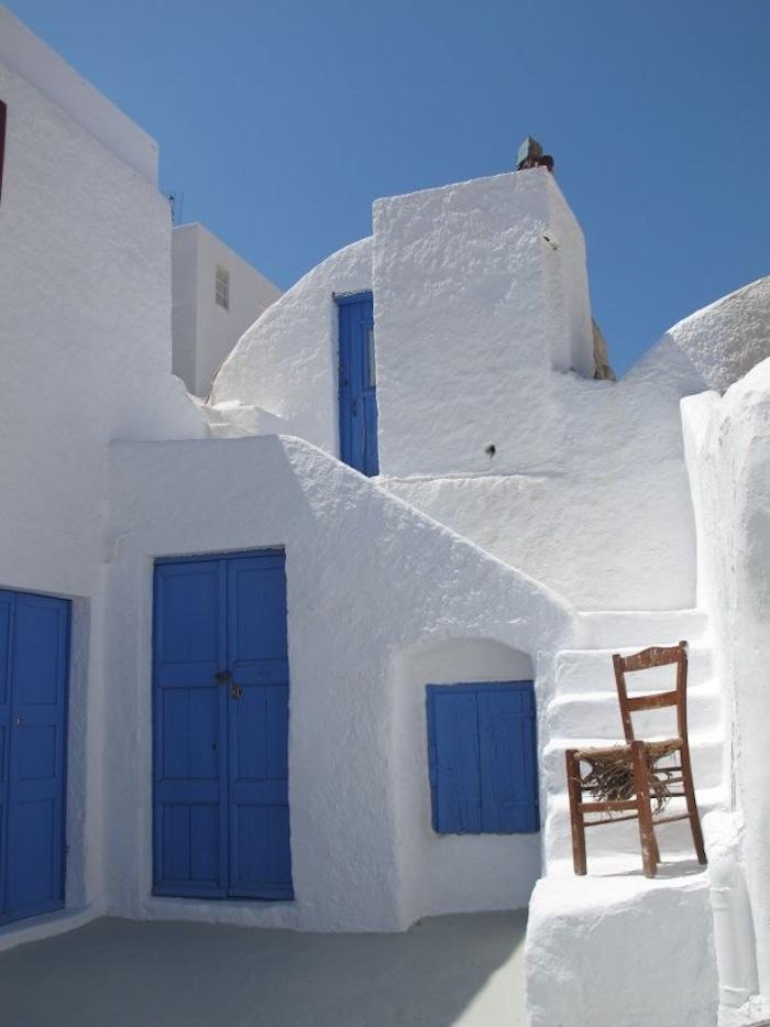 whitewashed Greek walls (via gardenista)