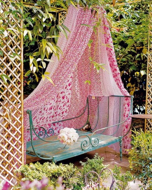 Ideas Of Fabric Decor In Your Garden