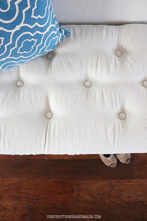 upholstered bench makeover (via oheverythinghandmade)