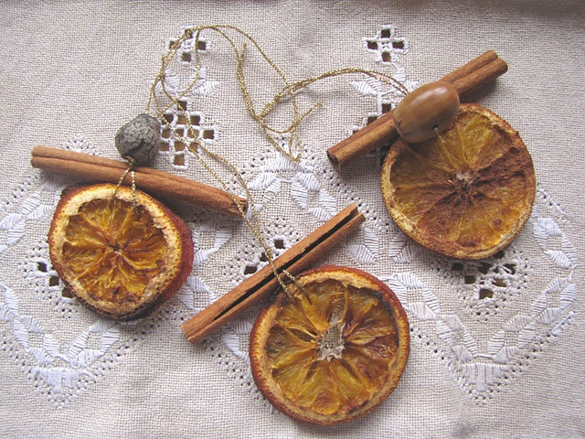 Handmade Citrus and Cinnamon Christmas Ornaments (via naturalsuburbia)