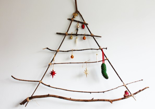 branches wall Christmas tree (via kulinarnimisli)