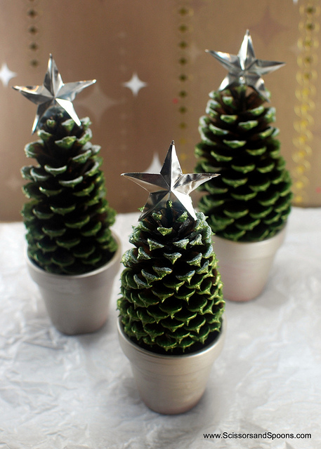 pinecone Christmas tree (via scissorsandspoons)
