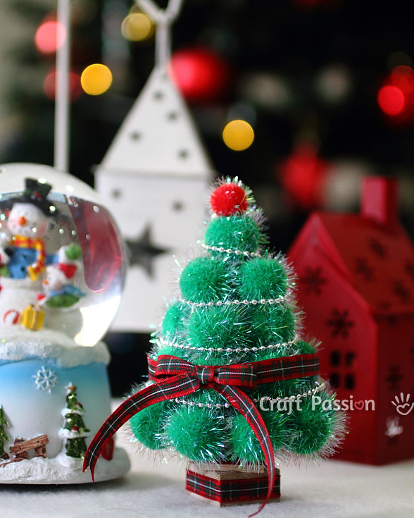 pom pom Christmas tree (via craftpassion)