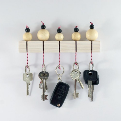 wooden beads key holder (via shelterness)