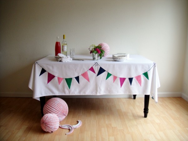 bunting tablecloth (via thesweetestoccasion)