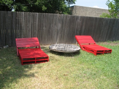 outdoor pallet loungers (via shelterness)