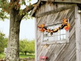 a fall garland of leaves and bold apples is a chic and natural fall decoration for any space