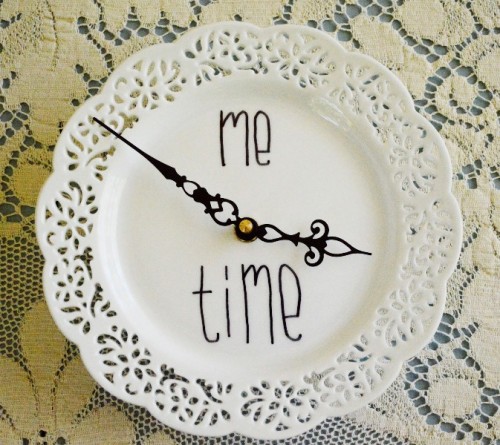 Romantic DIY Wall Clock Of A Doily Plate